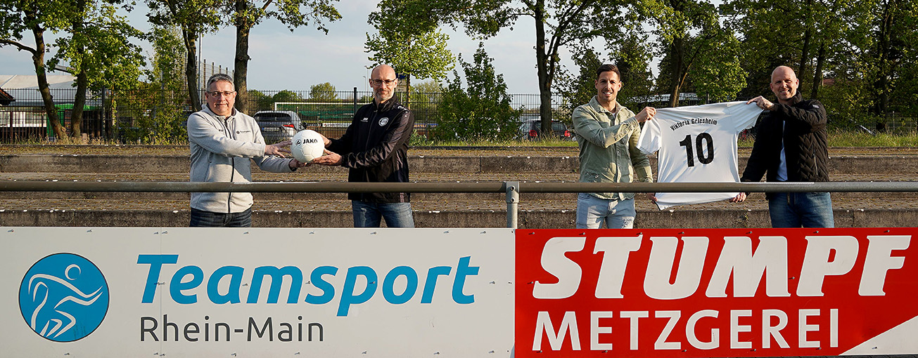 (v.l.n.r.)  Alexander Rothweiler (Geschäftsführer Teamsport Rhein-Main GmbH), Richard Hasa (Trainer 1. Mannschaft), Patrick Stumpf, Peter Seitel (Sportlicher Leiter)