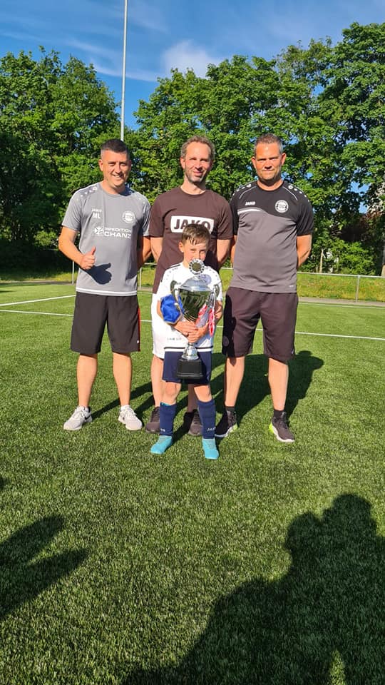 Samuel mit seinen Coaches, von links nach rechts, Mike Lendle, Necmi Dmir und Ronny Lendle.